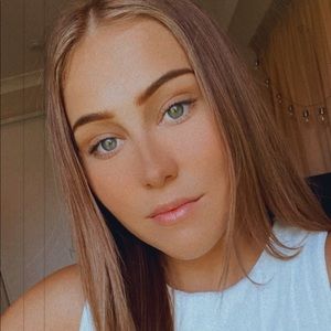 Meet your Posher, Chloe